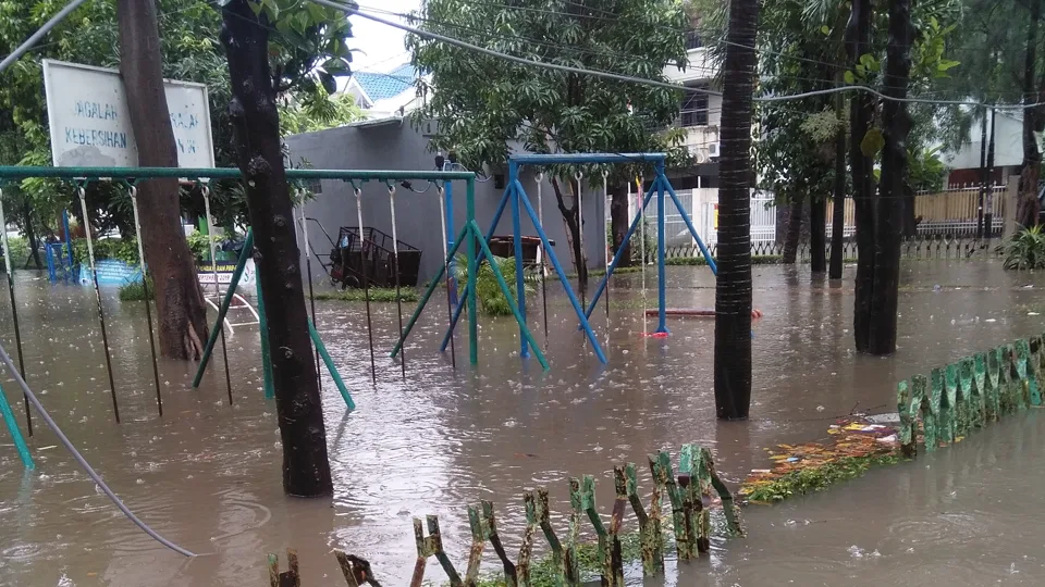 Foto banjir yang merendam taman bermain dan perumahan di Tanjung Duren, Jakarta Barat, 1 Januari 2020