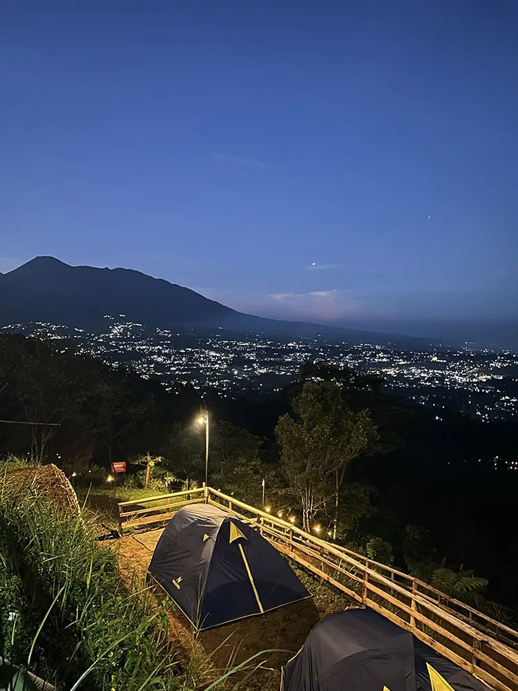 Citamiang Hill: area camp dengan city light saat senja