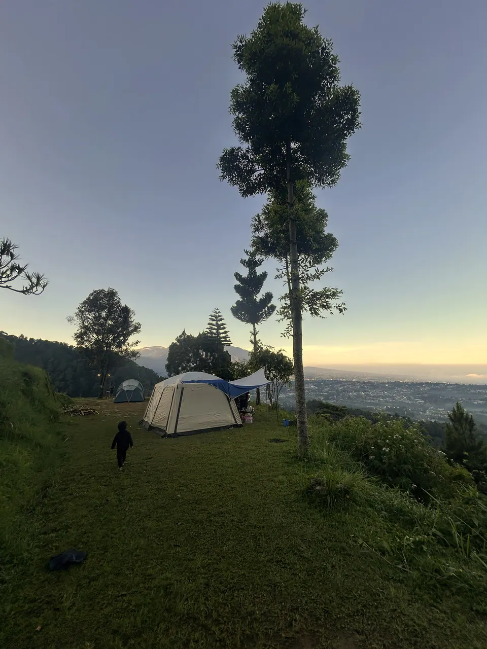 Citamiang Hill: dome tent in the morning