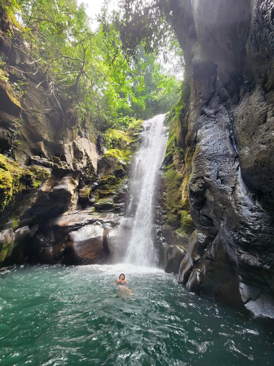 Curug Naga: air terjun dan kolam alami di tebing batu