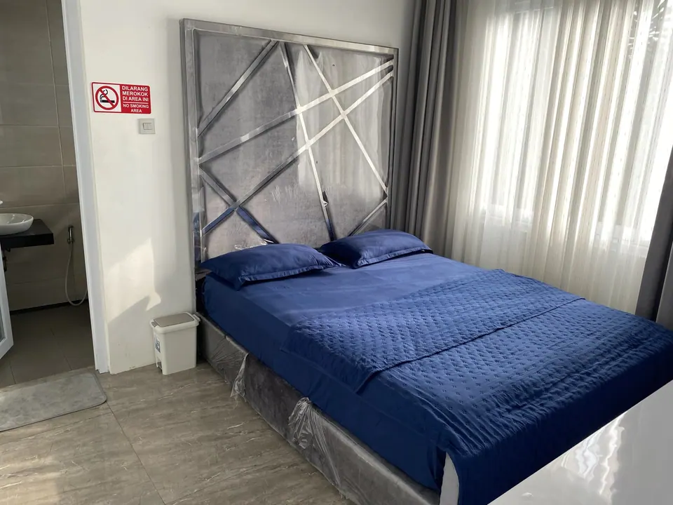 Villa Moudy: bedroom with modern headboard