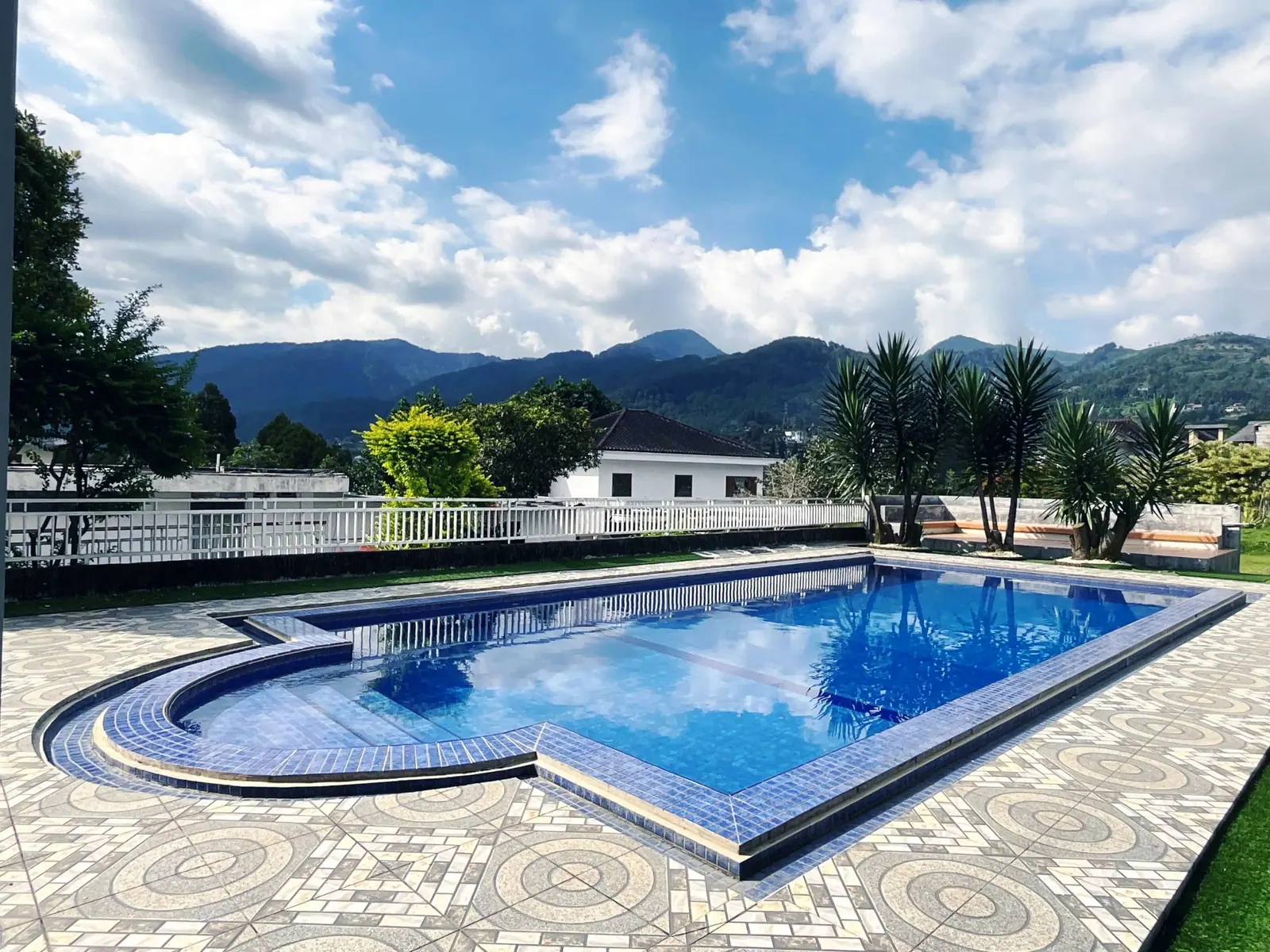 Villa Moudy: swimming pool with mountain backdrop