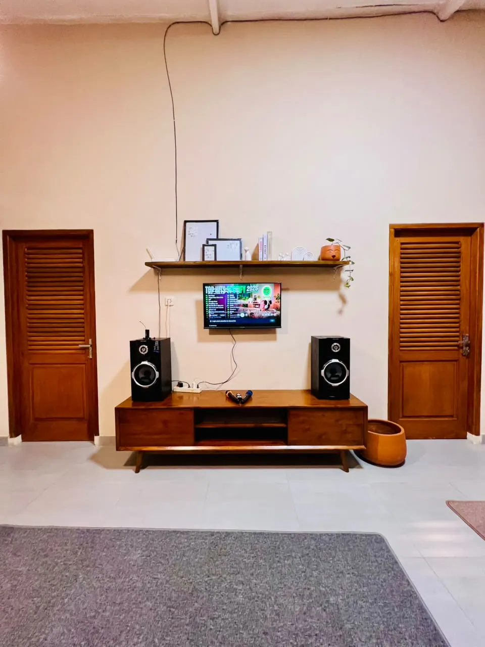 Villa Kasamira 1: ruang TV dan sound system