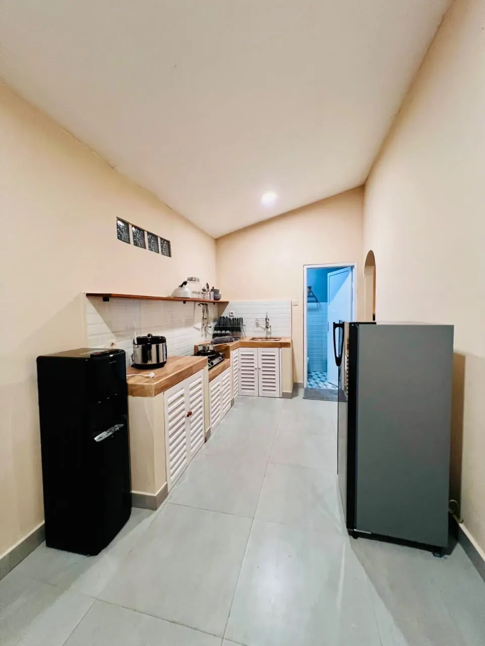 Villa Mefir: dapur dengan kulkas