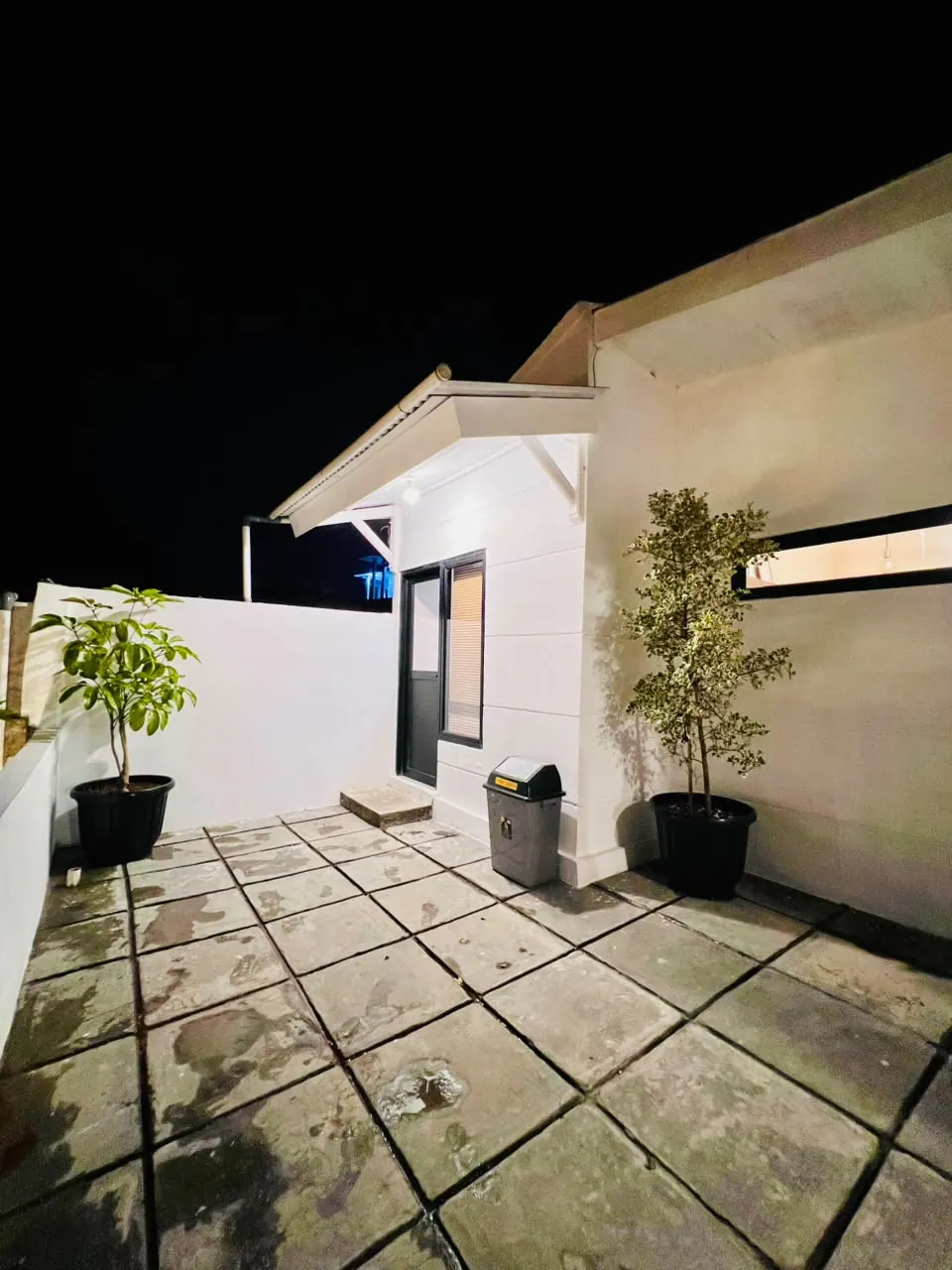 Villa Ikbal: front terrace