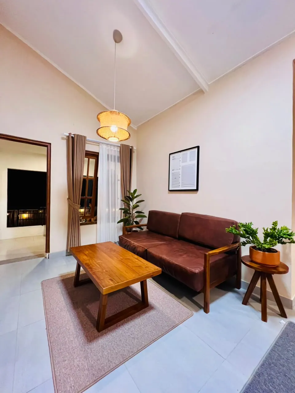 Villa Mawar: ruang tamu dengan sofa kulit
