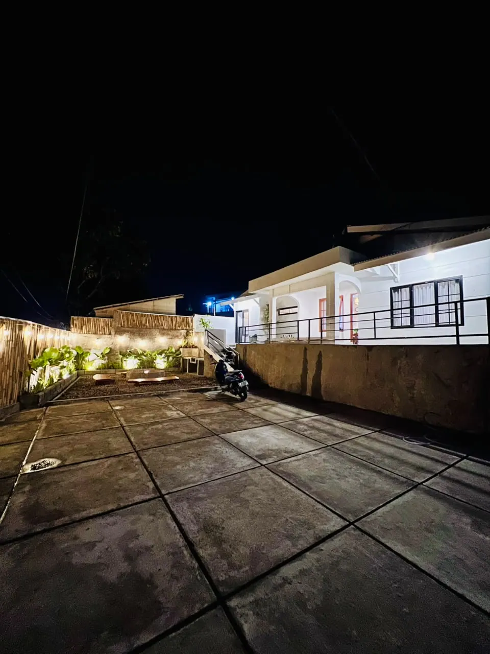 El Villas: halaman villa di malam hari