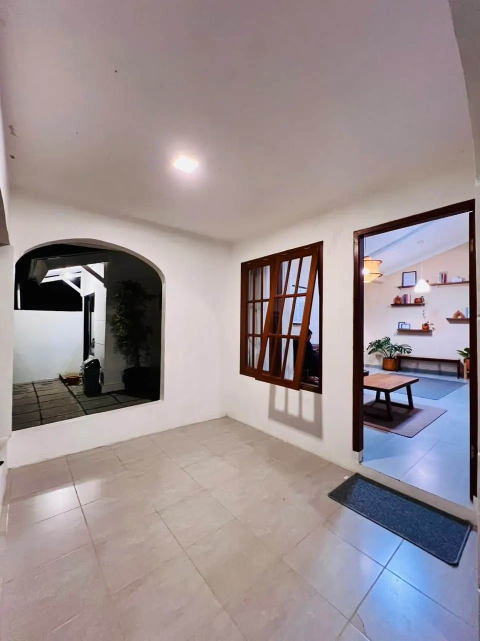 Villa Unnali: interior with arched doorway